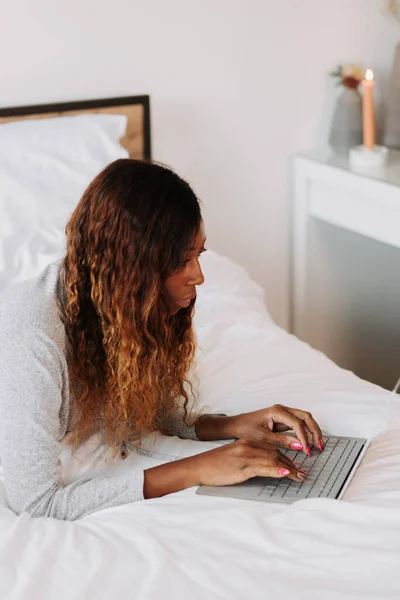 Young Beautiful Black Female Bed Working Home Her Laptop — 스톡 사진