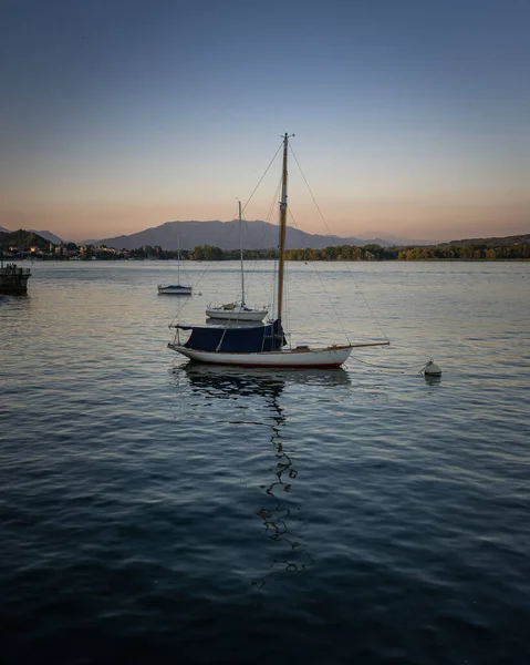 Sebuah Perahu Laut Saat Senja — Stok Foto