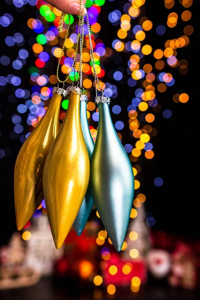 Detailní Záběr Zlaté Stříbrné Kapka Vánoční Stromeček Ozdoby Bokeh Světla — Stock fotografie