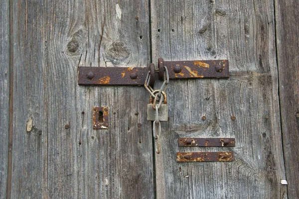 Closeup Uma Casa Abandonada Com Uma Porta Entrada Velha — Fotografia de Stock