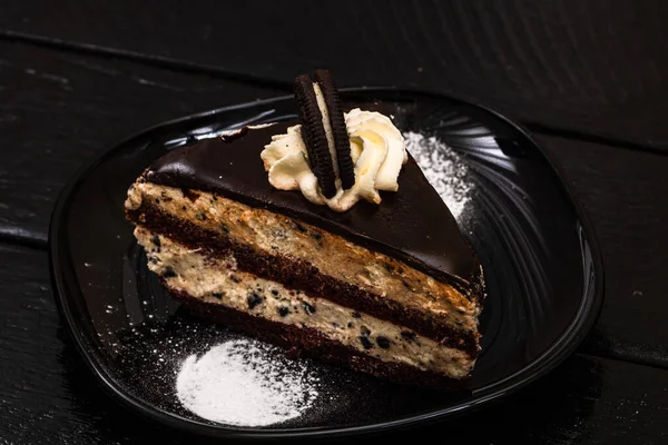 巧克力慕斯甜点蛋糕的特写 顶部有奥利欧 黑色背景 烹调概念 — 图库照片
