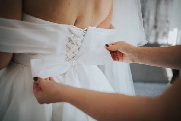 Крупный План Спине Невесты Женщина Помогающая Закрывающая Платье Готовящаяся Свадьбе — стоковое фото
