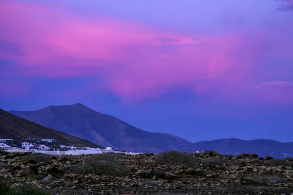 Dağların Üzerinde Mor Gün Batımı Gökyüzü Olan Güzel Bir Manzara — Stok fotoğraf
