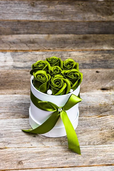 绿色的玫瑰在一个圆形的豪华礼品盒里 纸盒中的花束被隔离 — 图库照片