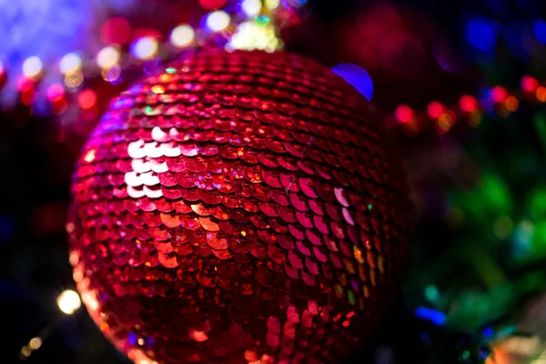 Detailní Záběr Červené Vánoční Stromeček Koule Visící Stromě Světly — Stock fotografie