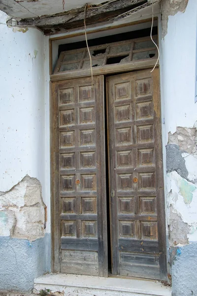 Acloseup Uma Casa Abandonada Com Uma Porta Entrada Antiga — Fotografia de Stock