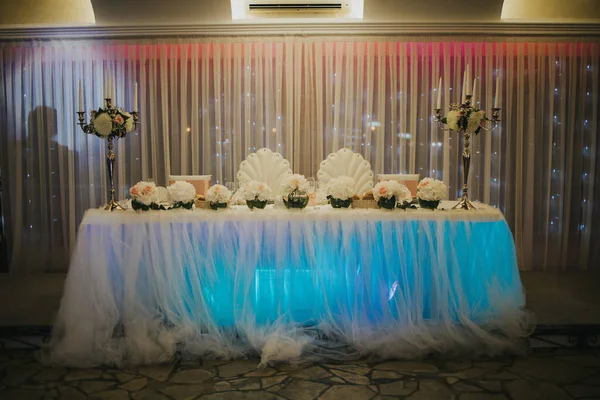 結婚式のホールでキャンドルオブジェクトと結婚式のテーブルの美しいショット — ストック写真