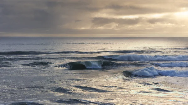 Прекрасний Знімок Морського Пейзажу Під Хмарним Небом — стокове фото