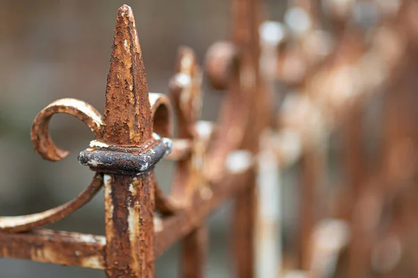 古い錆びた金属製フェンスの選択的フォーカスショット — ストック写真