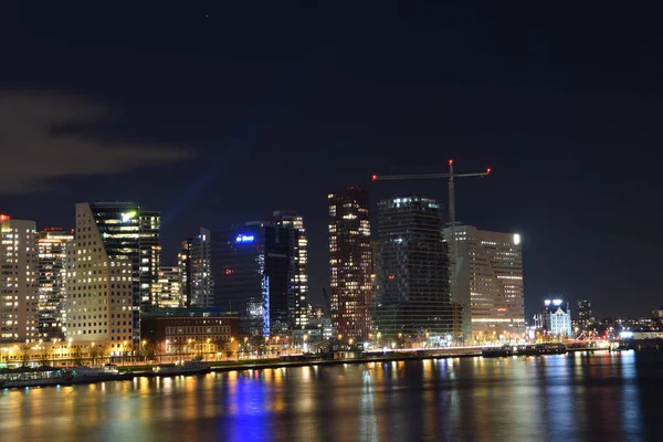 一个晚上在水面上有灯光的城市的景象 — 图库照片