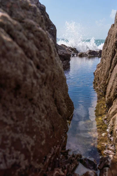 Ett Havsvatten Genom Klipporna Mot Molnig Himmel — Stockfoto