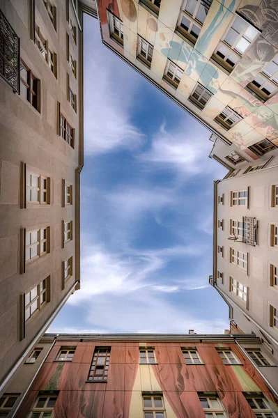 Vertikal Bild Bostadshus Molnig Himmel Bakgrund — Stockfoto