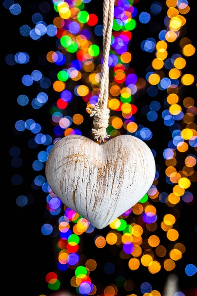 Вертикальный Крупным Планом Снимок Белого Украшения Сердца Новогодней Елки Фоне — стоковое фото