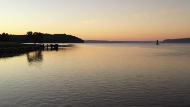 湖の上に美しい夕日 — ストック動画