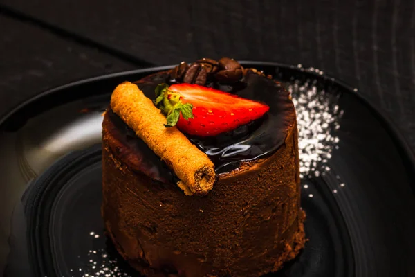 Közelkép Egy Csokoládé Mousse Desszert Eperrel Csokoládé Bottal Fekete Tálcán — Stock Fotó