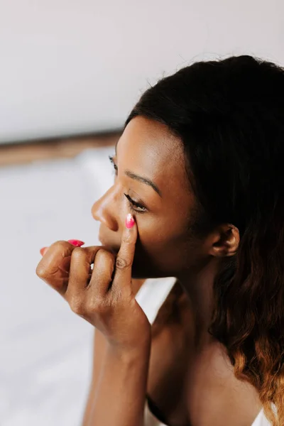 Vertical Shot Black Female Rubbing Nourishing Cream Her Face — Stock Photo, Image