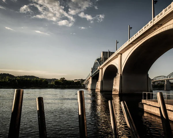 Een Gemeenschappelijke Brug Het Meer Bij Zonsondergang — Stockfoto