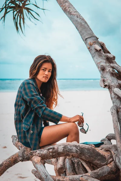 Een Aantrekkelijke Sexy Indonesische Vrouw Poseren Het Strand Sulawesi Togian — Stockfoto