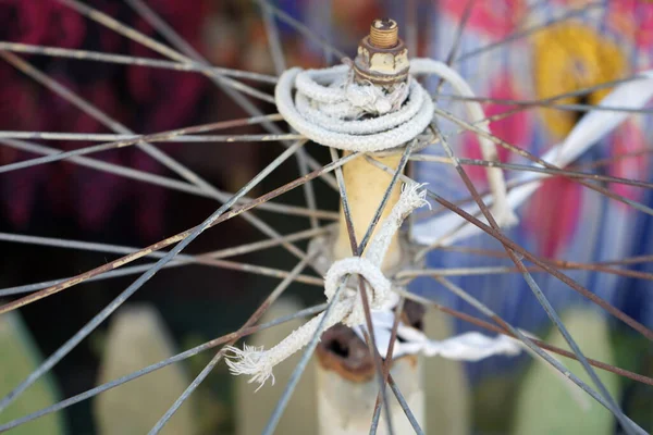 Een Close Van Roestige Oude Metalen Spaken Van Een Fietswiel — Stockfoto