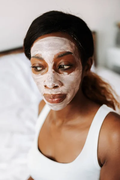 Vertical Shot Black Female Rubbing White Mask Her Face — Stock Photo, Image