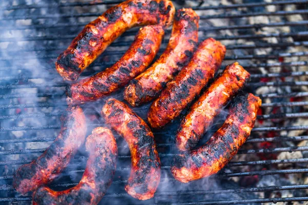 バーベキューグリルでソーセージを焼く 炭火焼きのおいしいソーセージ — ストック写真