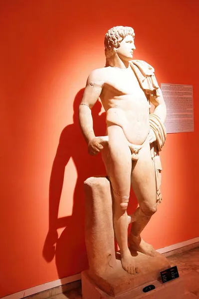 Antaly トルコ 2014年6月2日 トルコのアンタルヤ考古学博物館でのアーチェリーアポロの神の大理石像の側面図 — ストック写真
