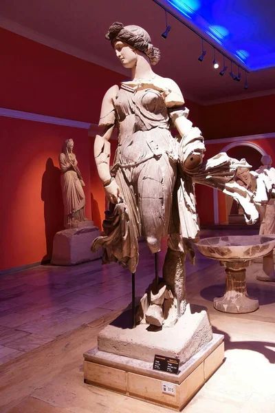 Antalya Turkey Jun 2014 土耳其安塔利亚考古博物馆一座舞女大理石雕塑的垂直镜头 — 图库照片