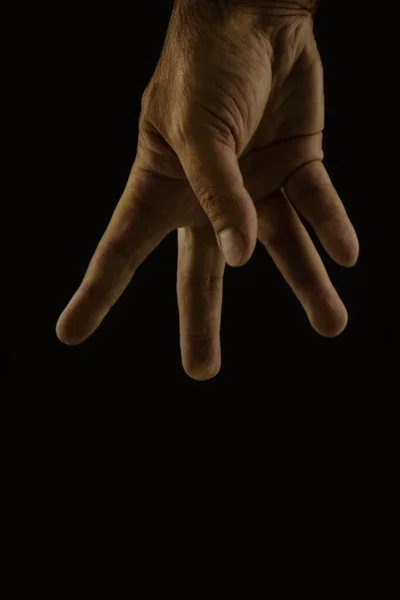 隔離された黒い背景の男の手 — ストック写真