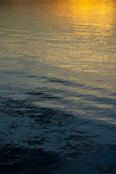 Die Sonnenstrahlen Spiegeln Sich Schönen Sauberen Wasser Der Insel Flores — Stockfoto