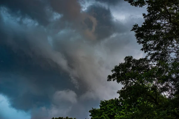 Eine Flache Aufnahme Eines Dunklen Wolkenverhangenen Himmels — Stockfoto