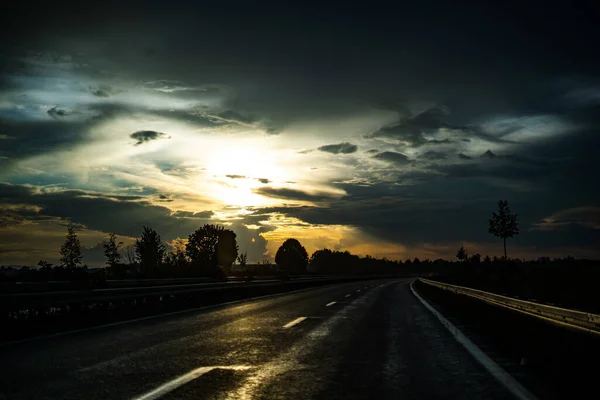 Μια Γραφική Θέα Ενός Ασφαλτοστρωμένου Δρόμου Φόντο Ουρανό Ηλιοβασιλέματος — Φωτογραφία Αρχείου