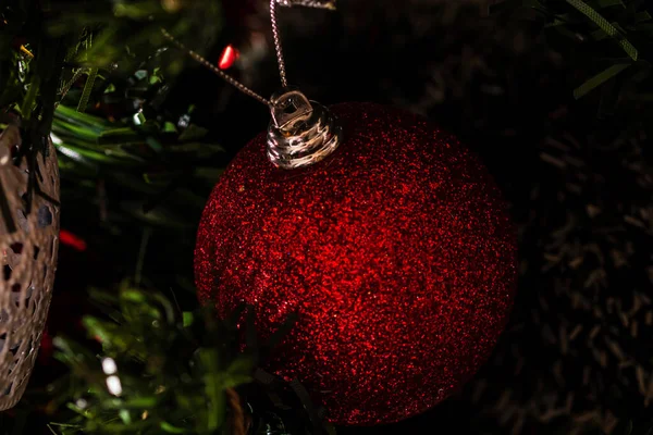 Primer Plano Una Brillante Bola Roja Navidad Colgando Árbol —  Fotos de Stock