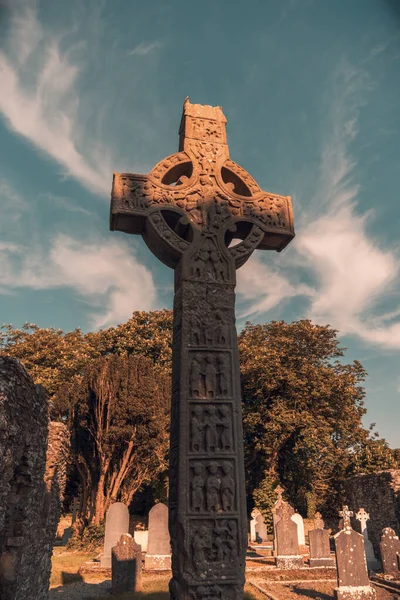 Uma Cruz Uma Sepultura Contra Céu Azul Irlanda — Fotografia de Stock