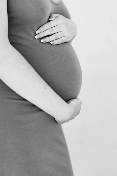 Vacker Vertikal Bild Gravid Kvinna Som Håller Sin Mage Veckor — Stockfoto