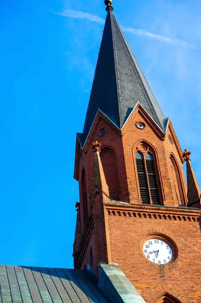 波兹南波兹南 波兹南 2016年9月30日 波兰波兹南一座带有时钟的教堂的垂直低角度拍摄 — 图库照片