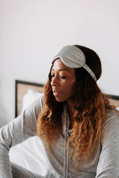 Een Verticaal Shot Van Een Zwarte Vrouw Pyjama Met Een — Stockfoto