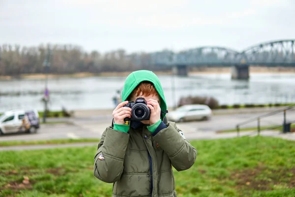 Torun Poland Δεκ 2019 Ένας Νεαρός Φωτογράφος Φωτογραφίζει Κοντά Στο — Φωτογραφία Αρχείου