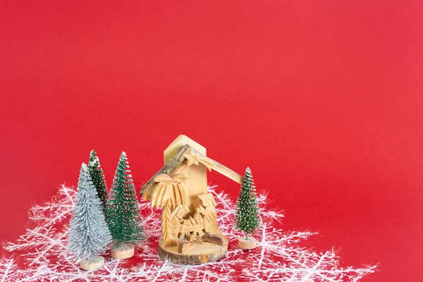 Крупный План Маленького Орнамента Изображающего Рождение Иисуса Крошечными Рождественскими Елками — стоковое фото