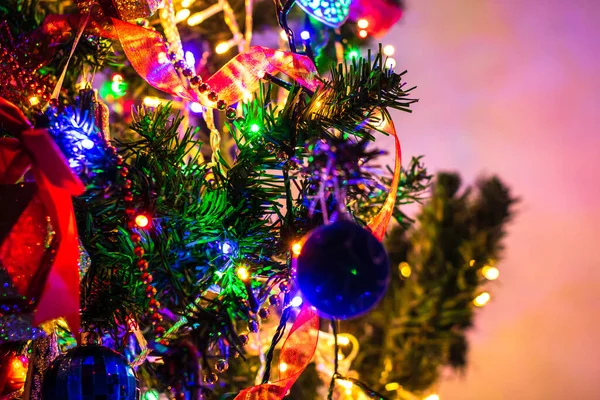 Eine Nahaufnahme Eines Schön Geschmückten Weihnachtsbaums Mit Bunten Lichtern — Stockfoto