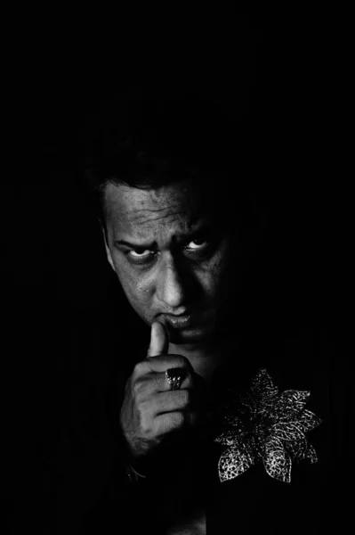 Portrait Niveaux Gris Homme Dans Chambre Noire — Photo