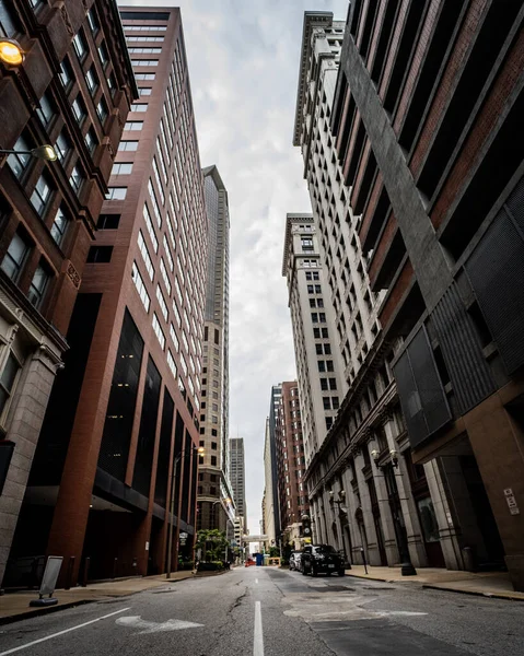 Tiro Vertical Ângulo Baixo Uma Rua Que Atravessa Edifícios Arranha — Fotografia de Stock