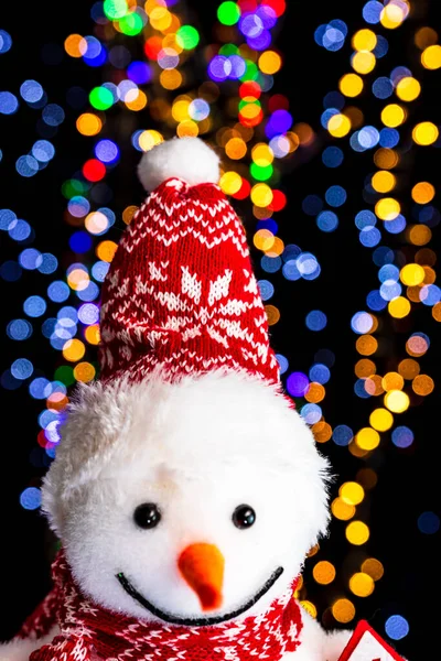 Een Closeup Van Een Zachte Sneeuwpop Speelgoed Voor Kerstboom Met — Stockfoto