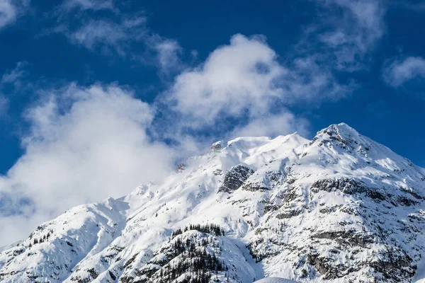 Una Vista Panoramica Paesaggio Montuoso Avvolto Dalla Neve — Foto Stock