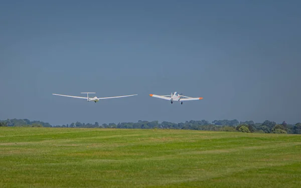 緑の大地を飛行する白い飛行機二機 — ストック写真