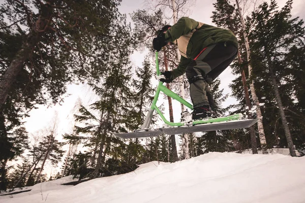 Karlı Ormanda Bir Snowboardcunun Alçak Açısı — Stok fotoğraf