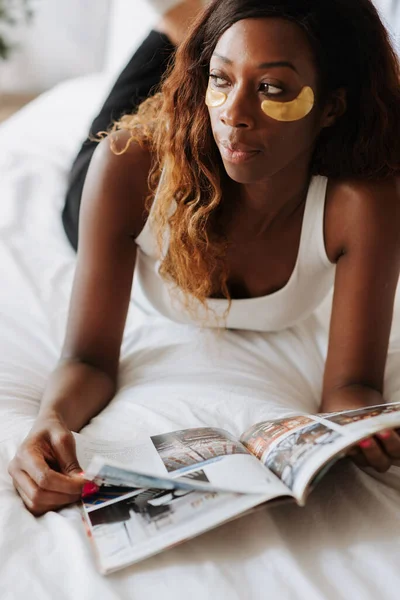 Een Verticaal Schot Van Een Zwarte Vrouw Leest Een Krant — Stockfoto