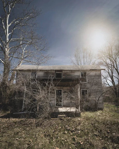 Plano Vertical Una Antigua Casa Madera Abandonada Rodeada Árboles Desnudos —  Fotos de Stock