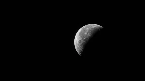 月亮在接近黑色背景时的令人毛骨悚然的减弱阶段 — 图库照片