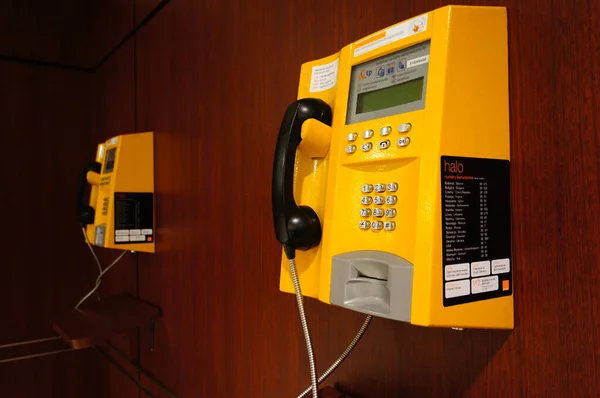 Познан Польша Окт 2016 Ряд Желтых Общественных Телефонов Деревянной Стене — стоковое фото