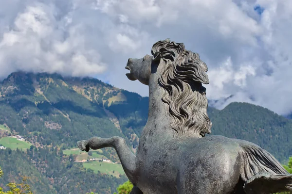 Eine Malerische Aufnahme Einer Pferdestatue Meran Italien Umgeben Von Bergwäldern — Stockfoto
